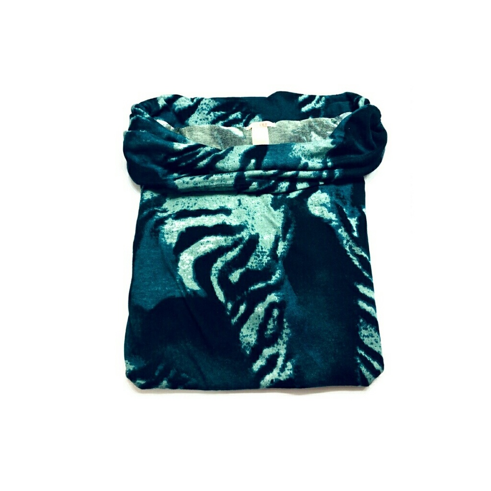 Vixen cowl neck top! 🍃